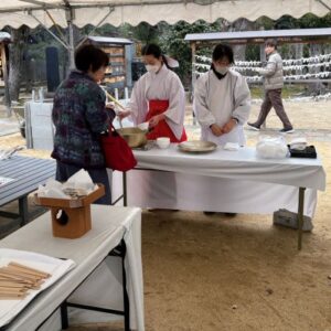 生國魂神社の「とんど焼き」、小豆粥ふるまう