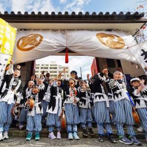 vol.32　上町台地パンフ賞『声を合わせて「えいえいおー！」』田中雅之（第18回夕陽丘うえまち写真コンテスト）